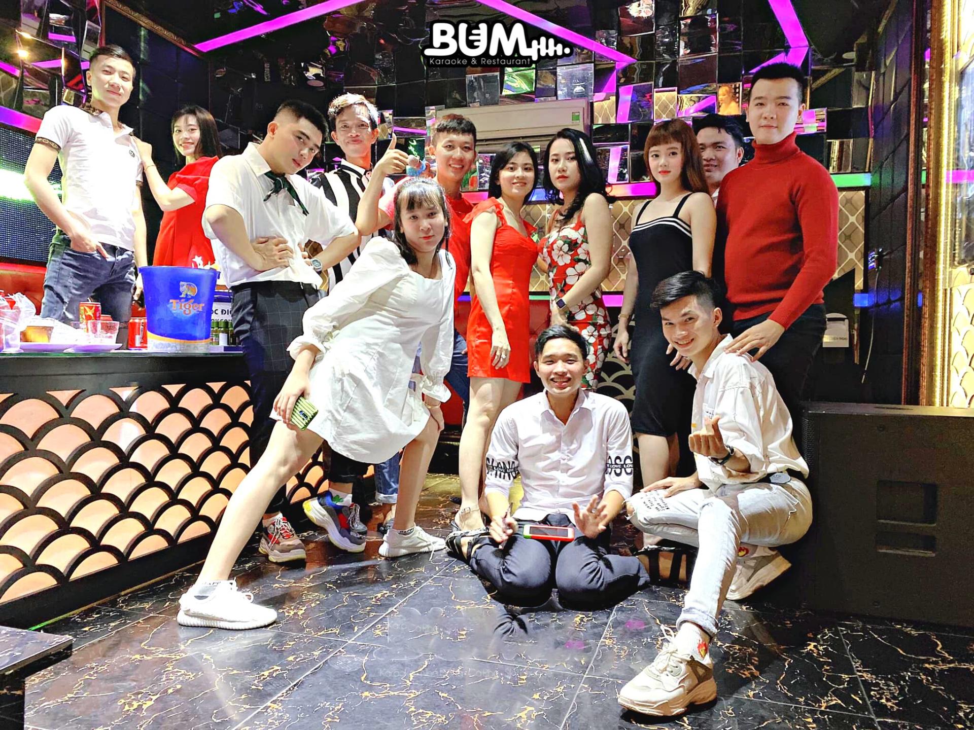 Hình ảnh của khách hàng khi đến ca hát tại karaoke BUM